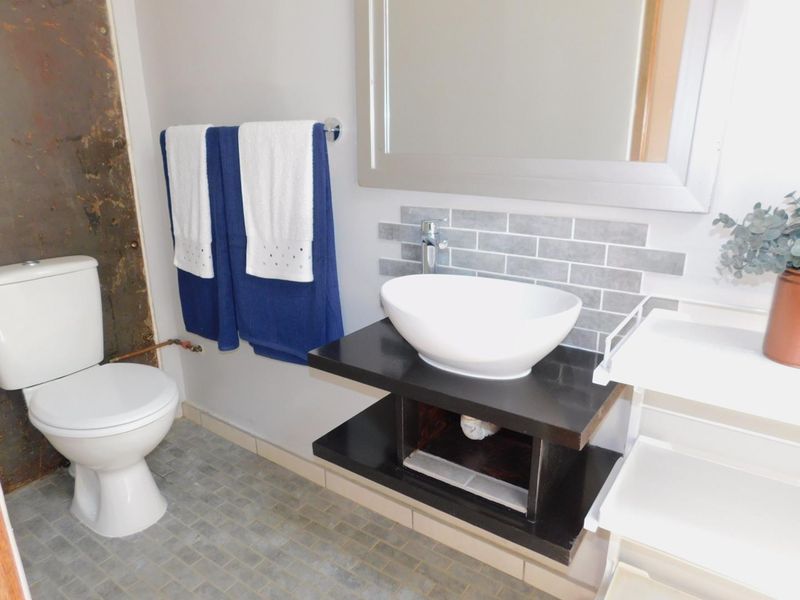 Charming 1 bedroom Garden Apartment available in the Heart of Craighall - Photo 8