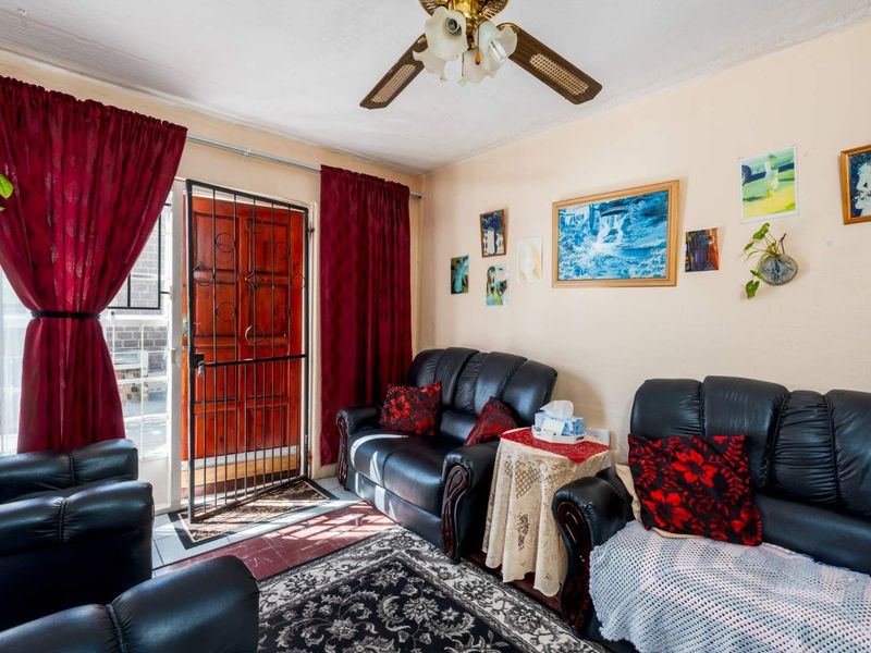 PERFECT STARTER HOME IN BEACON VALLEY. - Photo 3