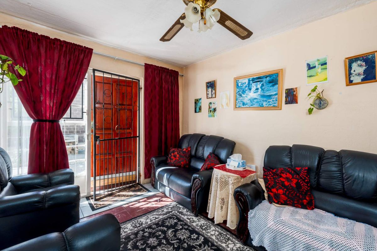 PERFECT STARTER HOME IN BEACON VALLEY. - Photo 3