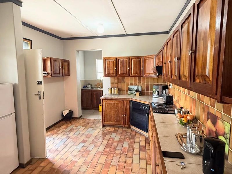 Spacious Family Home with Flat in Prime Eros Park Location - Photo 2