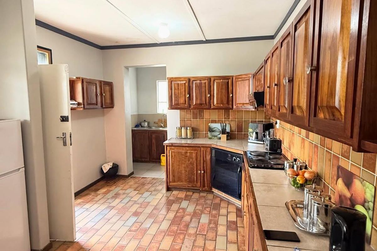 Spacious Family Home with Flat in Prime Eros Park Location - Photo 2