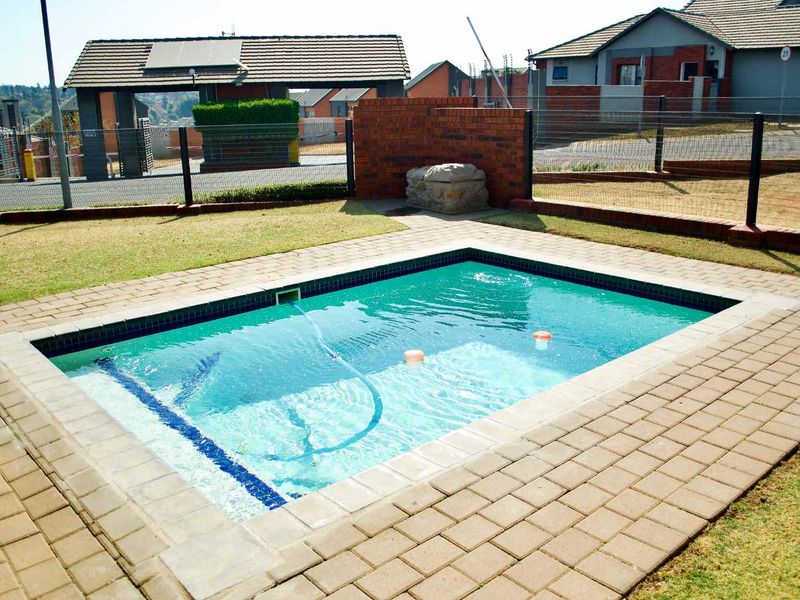 ** 3 Bedroom Townhouse in the Heart of Amberfield - A minute away from Amberfield College - Grade 00 to Matric** - Photo 4