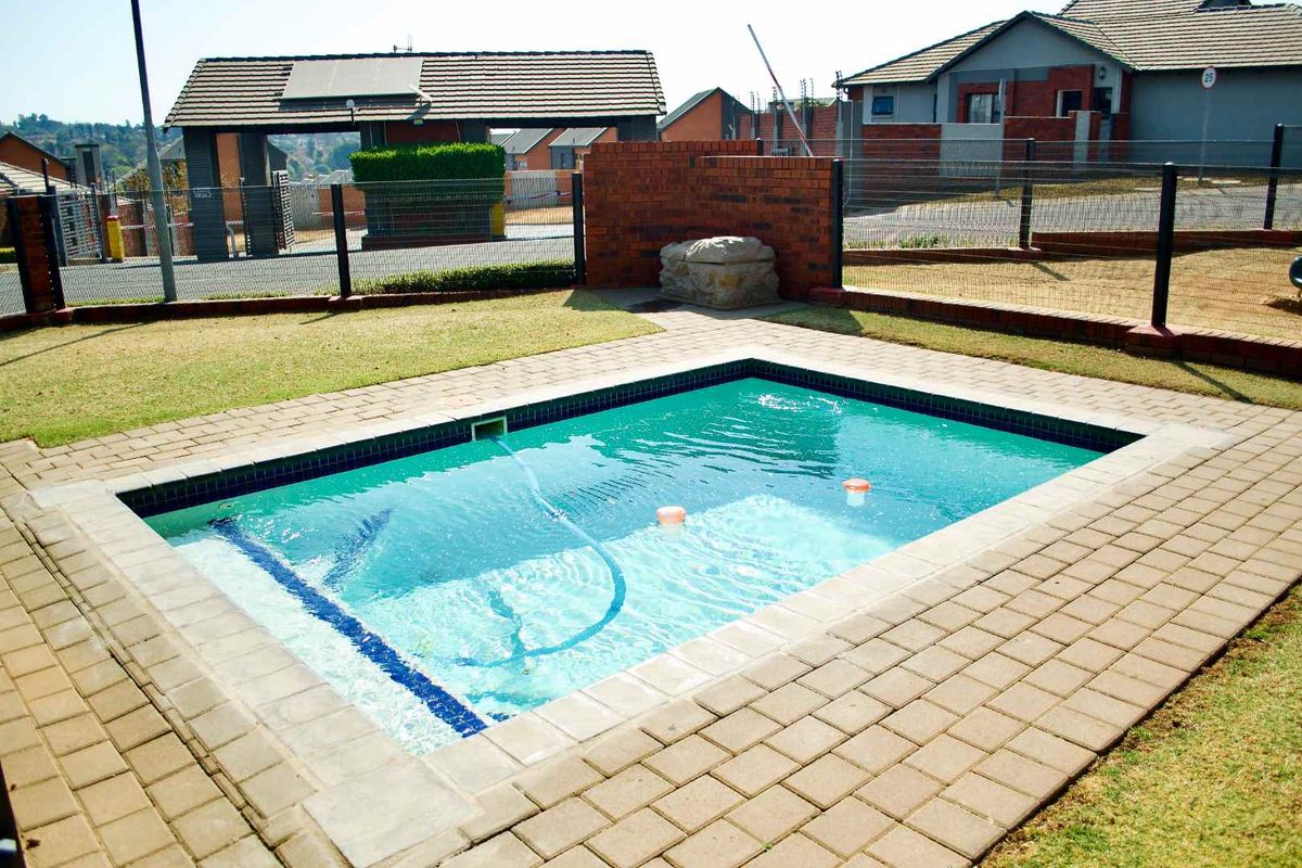 ** 3 Bedroom Townhouse in the Heart of Amberfield - A minute away from Amberfield College - Grade 00 to Matric** - Photo 4