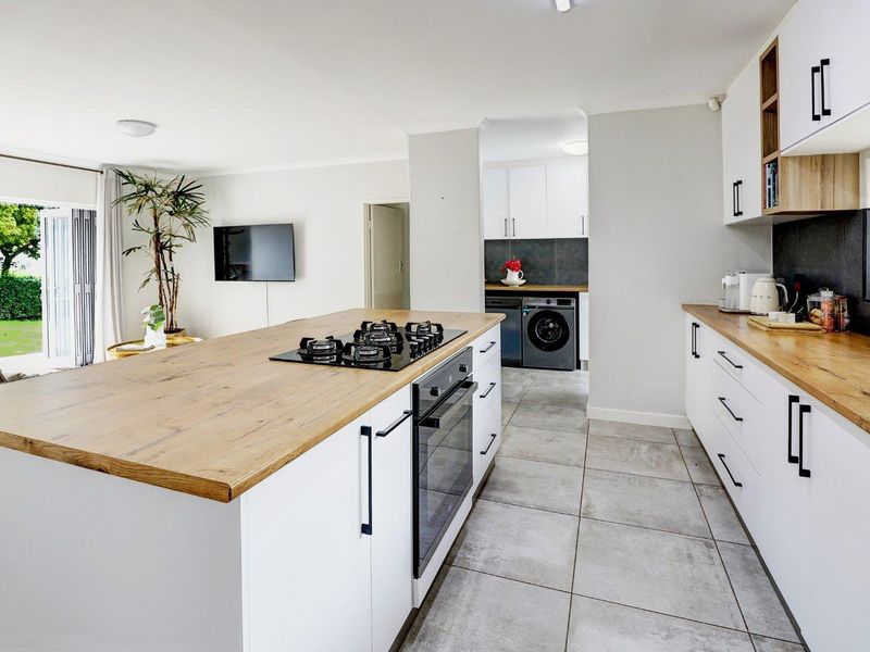 Tranquil Retreat with Mountain Views – Newly Renovated Gem! - Photo 6