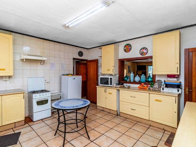 Expansive training lodge situated close to Grand Central Airport - Photo 4