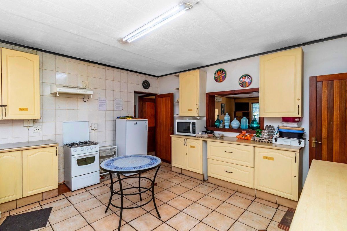 Expansive training lodge situated close to Grand Central Airport - Photo 4