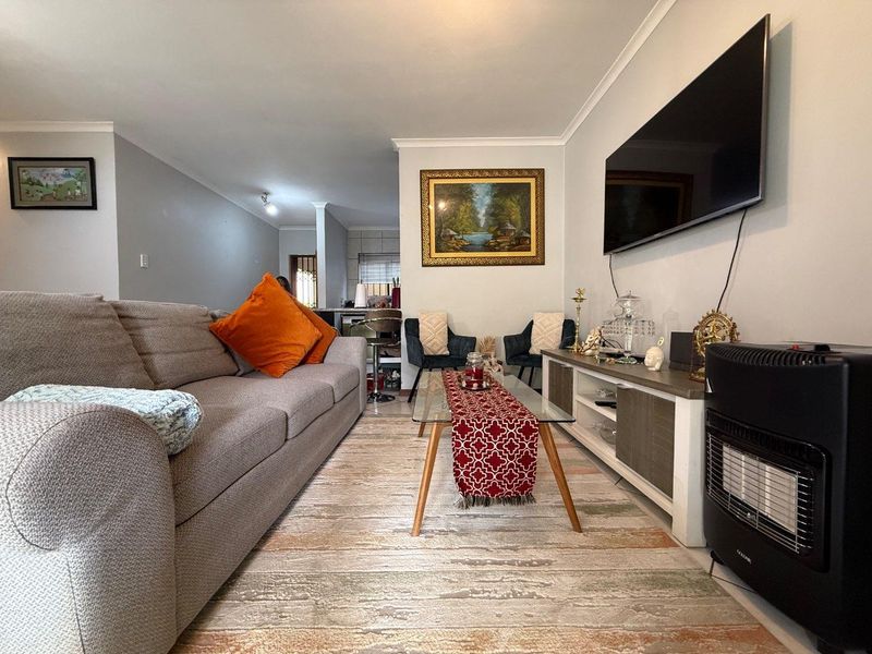 Secure, Cozy & Pet Friendly: Your Ideal Home in a Prime Location! - Photo 4