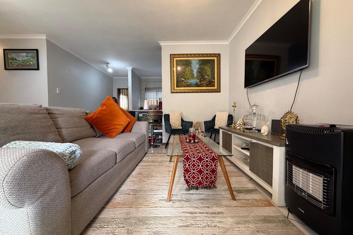 Secure, Cozy & Pet Friendly: Your Ideal Home in a Prime Location! - Photo 4