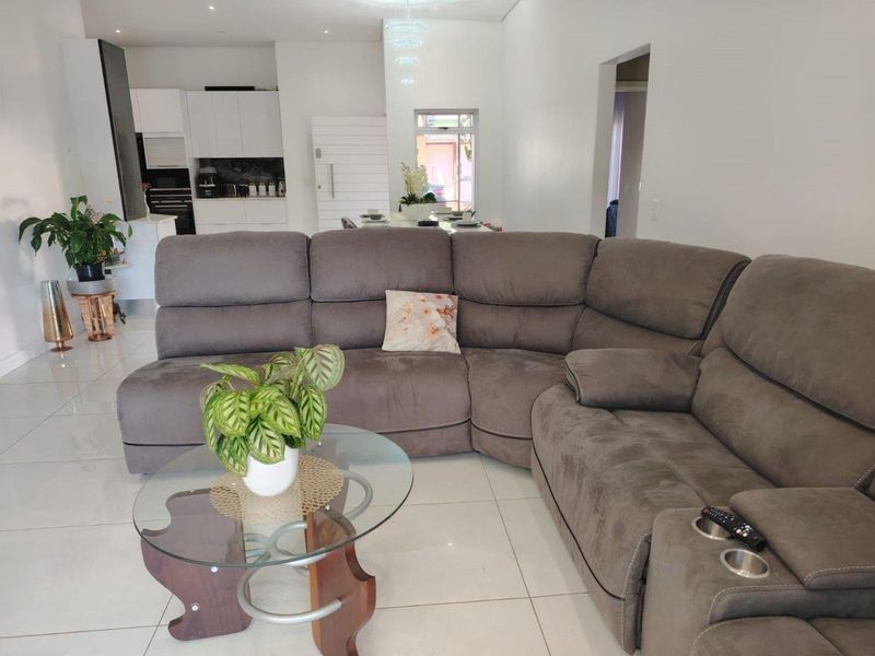 Stunning Simplex in gated estate. - Photo 6