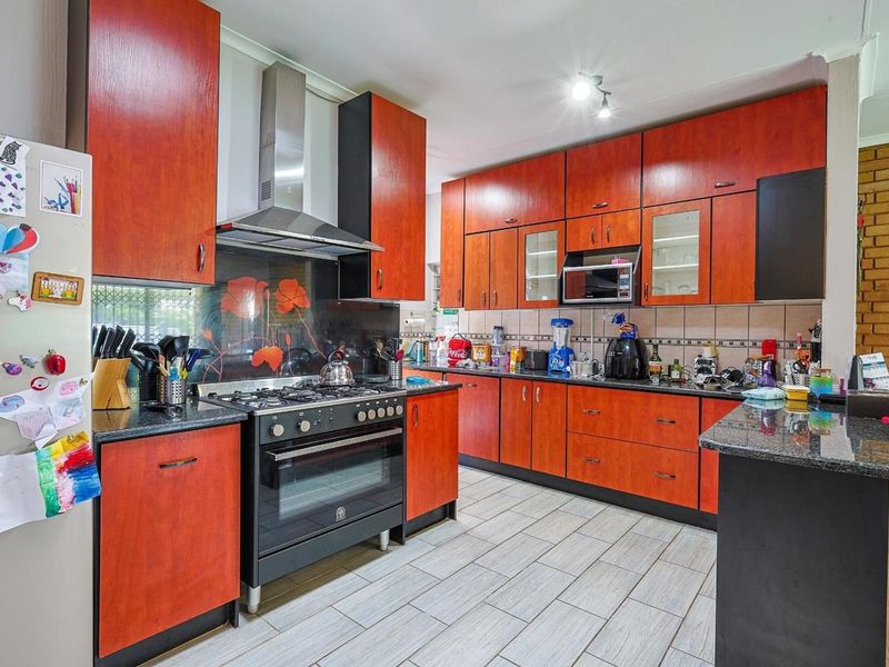 Energy-Efficient 3 Bedroom Home in Garsfontein.

This neat and well-maintained 3-bedroom home offers comfortable family living with the added benefit of excellent energy efficiency. Designed for practicality and easy entertaining, it’s the perfect mo - Photo 9