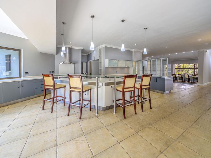 SOPHISTICATED ENTERTAINER IN WOODHILL ESTATE - Photo 4