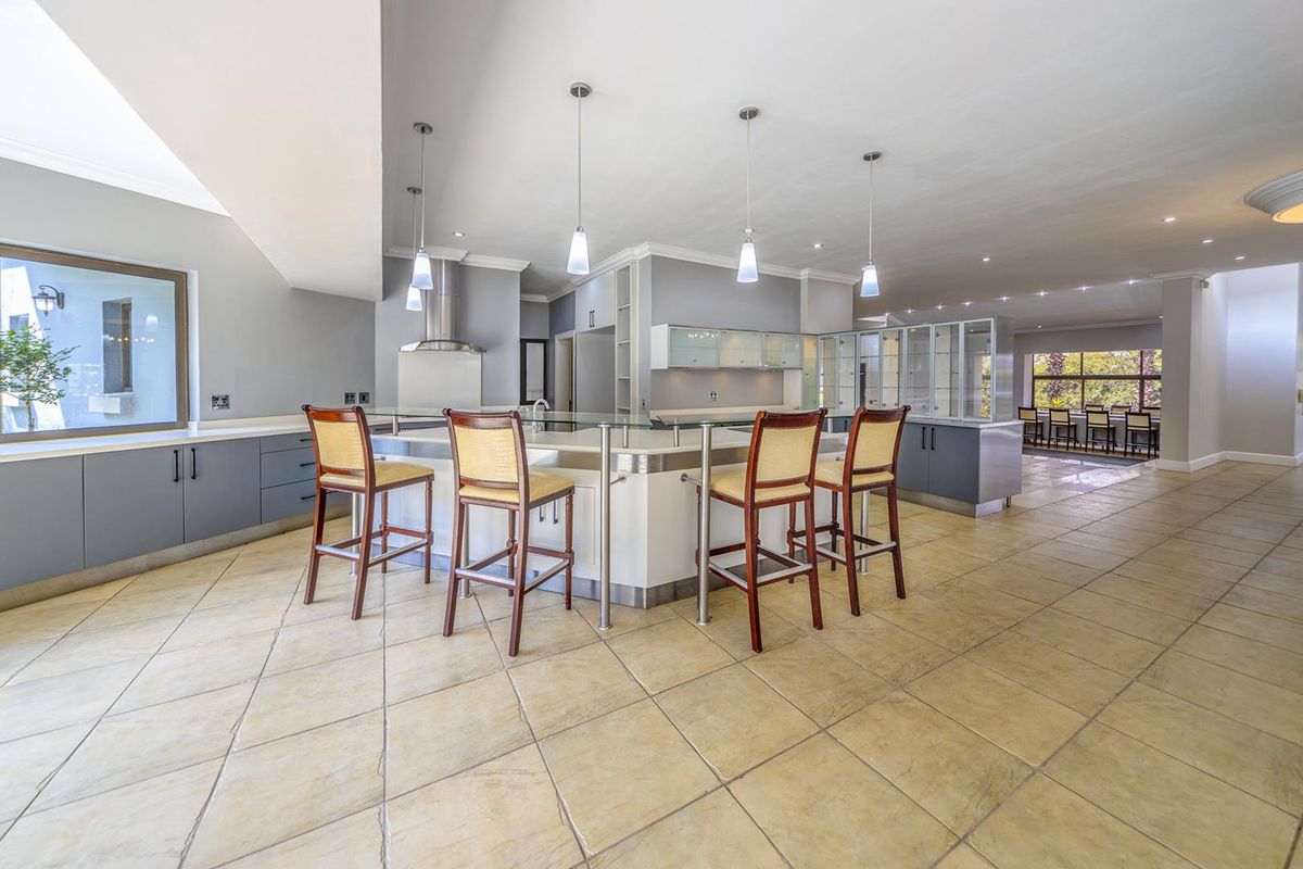 SOPHISTICATED ENTERTAINER IN WOODHILL ESTATE - Photo 4