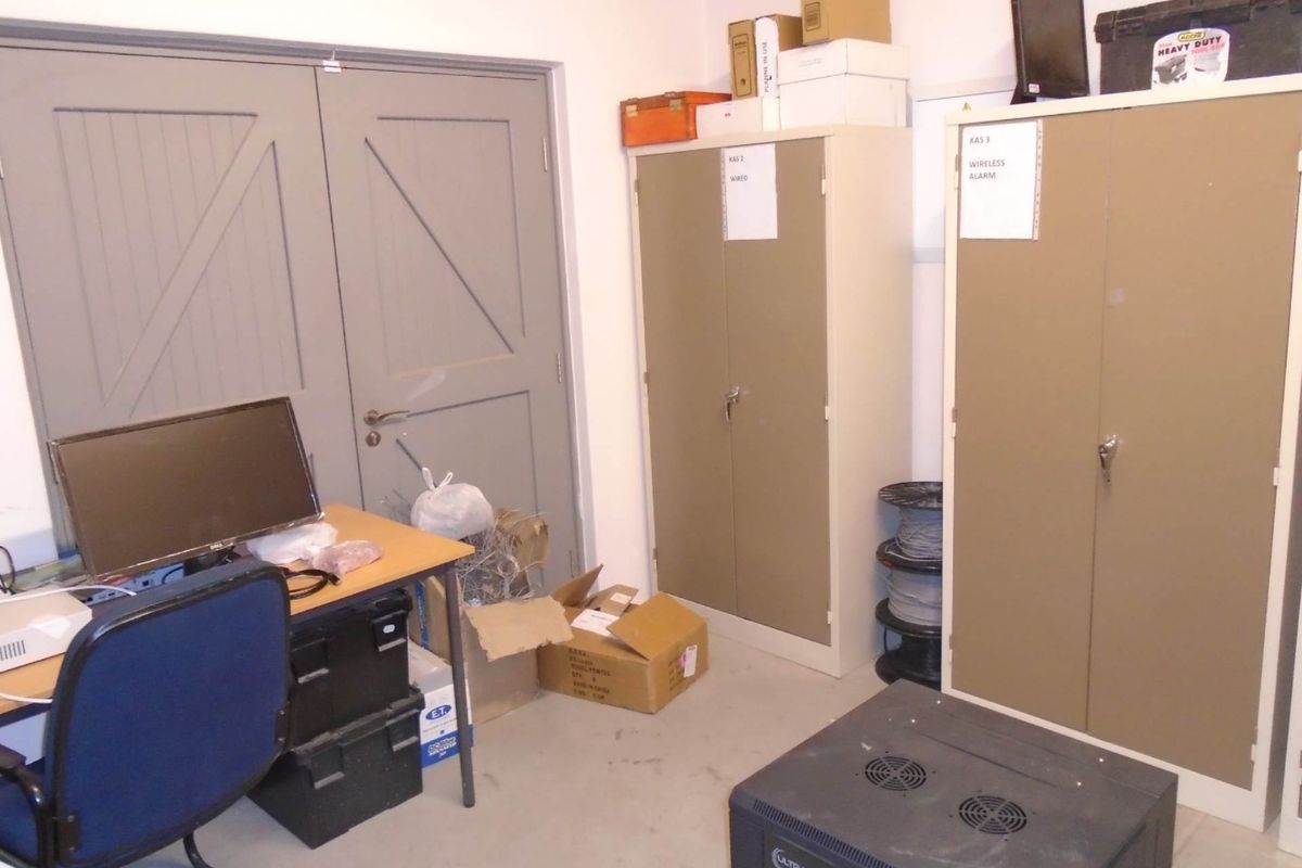 INDUSTRIAL WAREHOUSE IN EXCELLENT POSITION - Photo 4