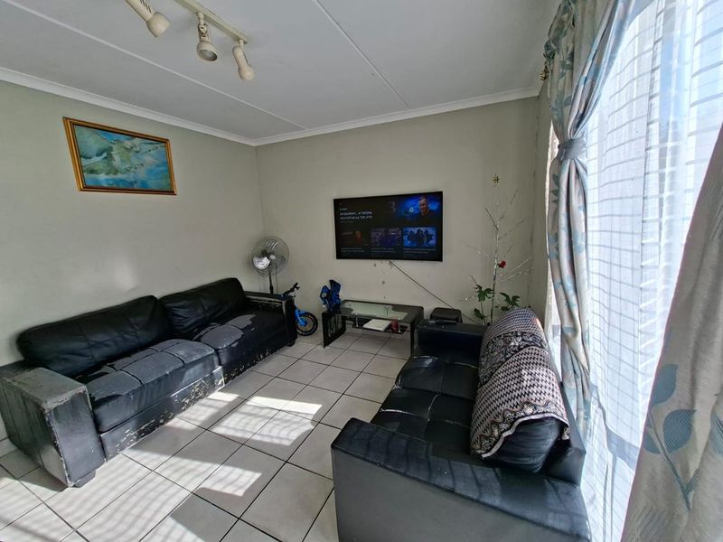 Secure 2-Bedroom Apartment in a Popular Bellville Security Complex - Photo 3