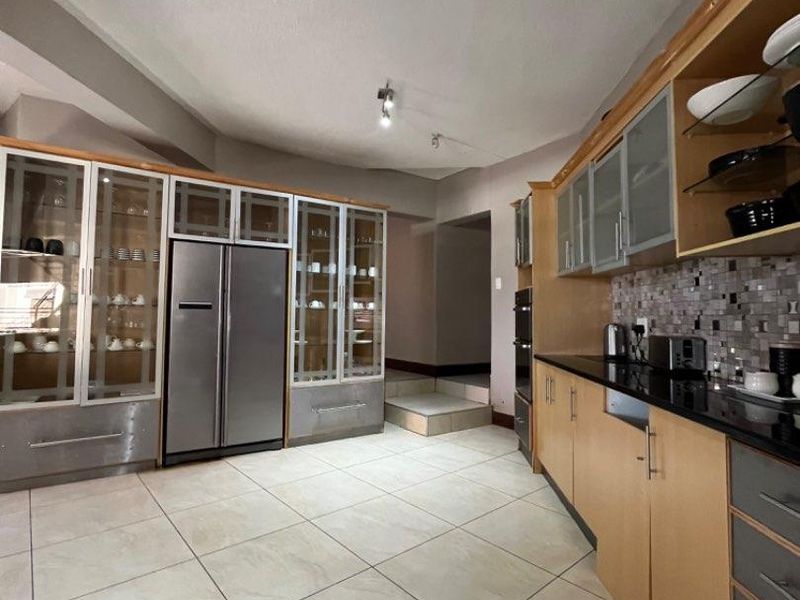 🏛️ FOR SALE | AUASBLICK Double STORY LUXURY HOME Erf Size 750 square meters N$8,454 000 | Excl. costs  6 Bed | 3 Bath | 3 living Areas | - Photo 10