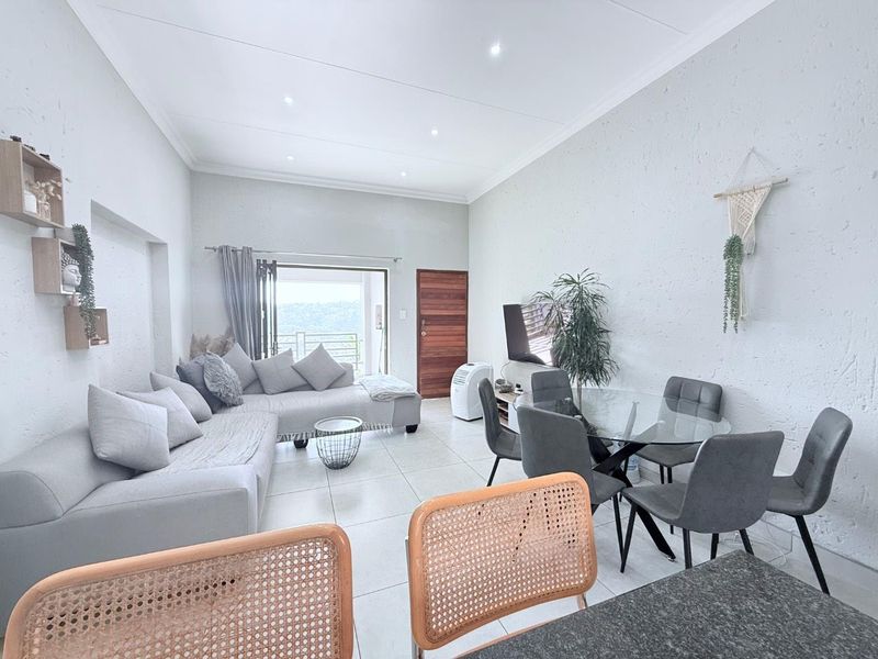 Golf Course Views & Modern Comfort: 2-Bed Glenvista Gem - Photo 2