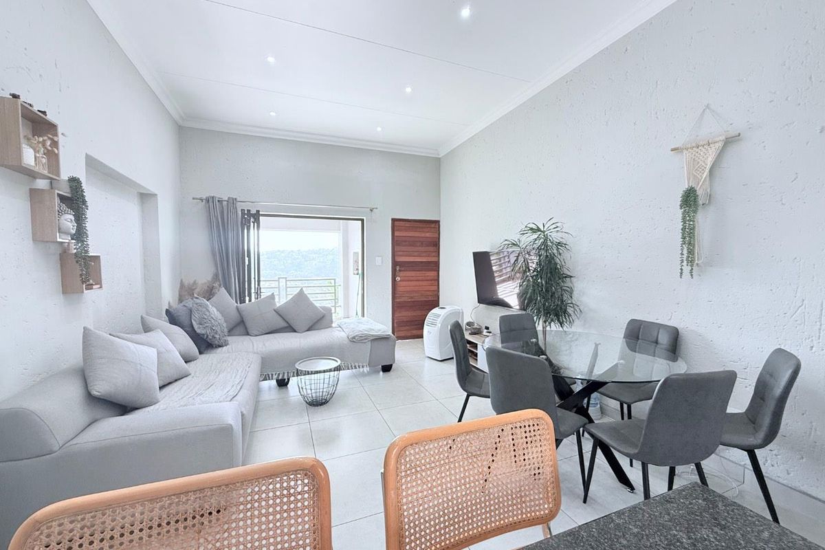 Golf Course Views & Modern Comfort: 2-Bed Glenvista Gem - Photo 2