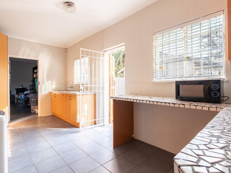 Spacious Family Home in Weltevreden Park - Photo 10