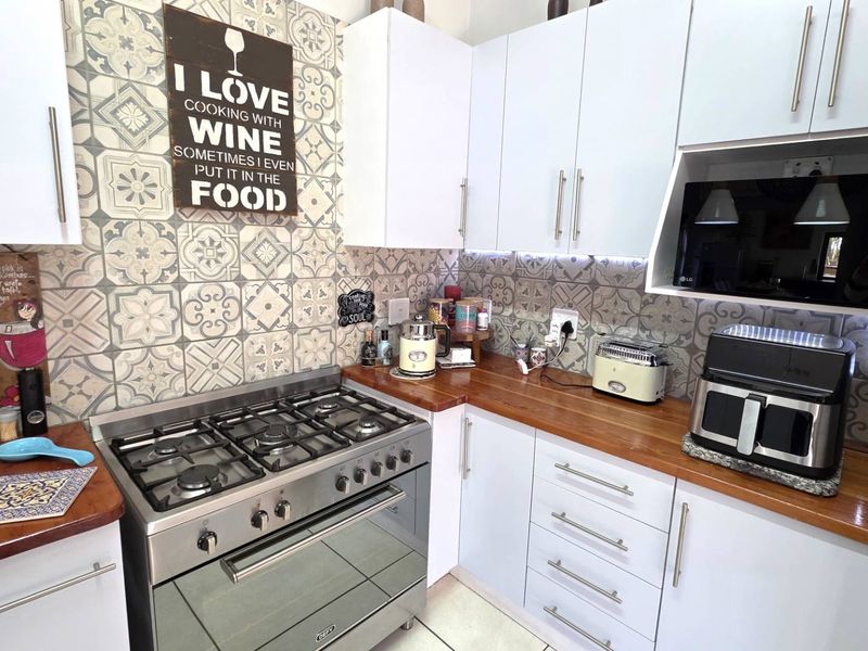 4 Bedroom Entertainers House in Seasons Estate - Photo 7
