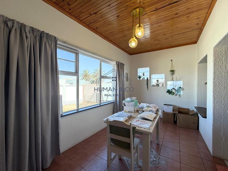 Spacious Family Home + 2-Bed Flat - Photo 6