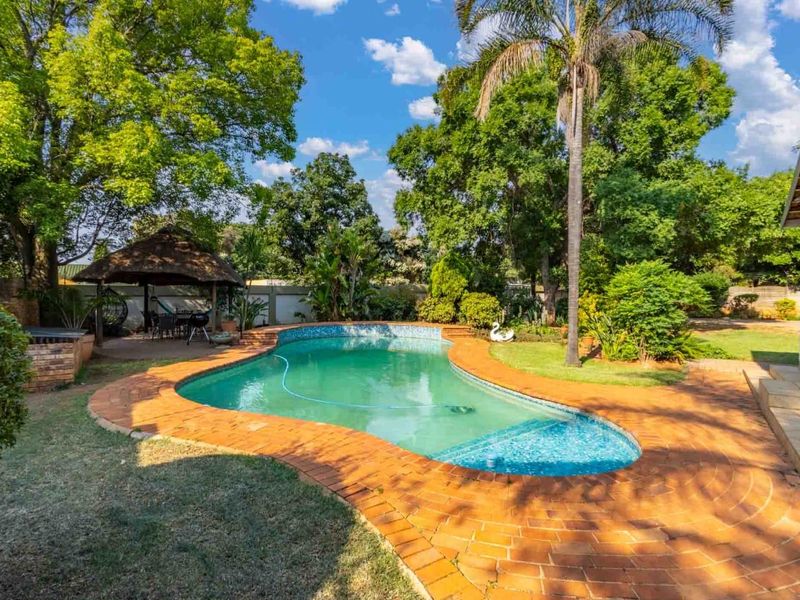 Large family home for sale in Kempton Park - Photo 4