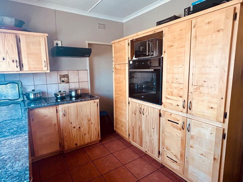 3 bedroom house for sale in good area of Vryheid - Photo 8