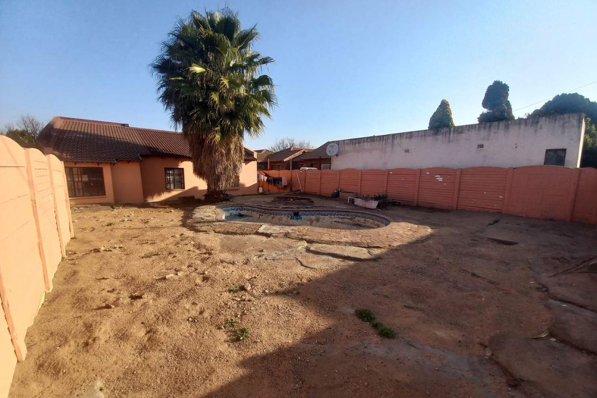 Three bedrooms house for sale in Elandspoort - Photo 4