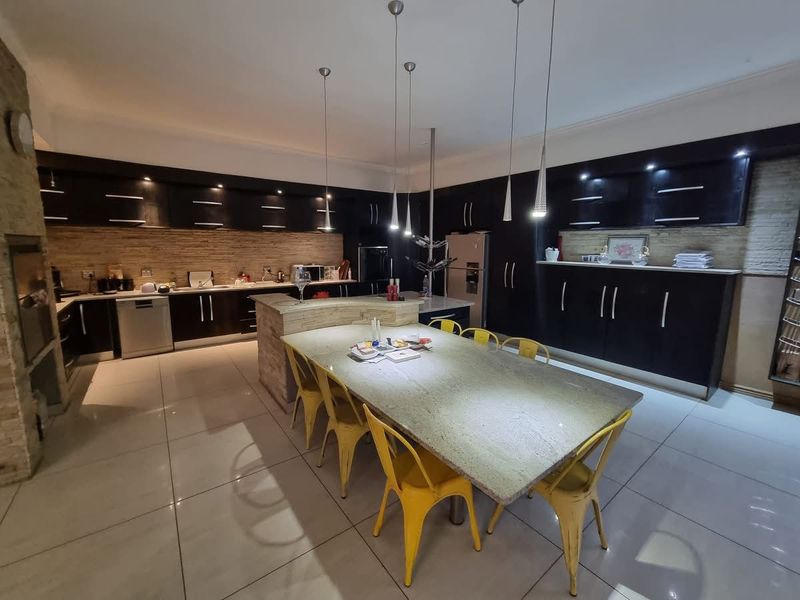 5 Bedroom Freestanding House with Flat 🤩 - Photo 2