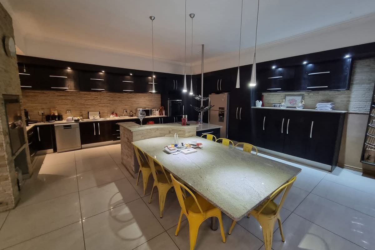 5 Bedroom Freestanding House with Flat 🤩 - Photo 2