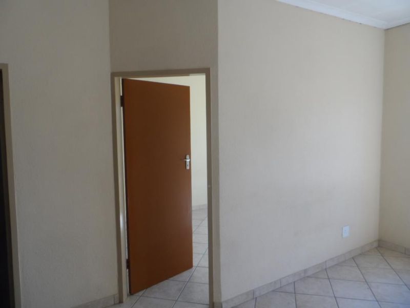 2 BEDROOM FLAT TO RENT IN CAPITAL PARK - Photo 8