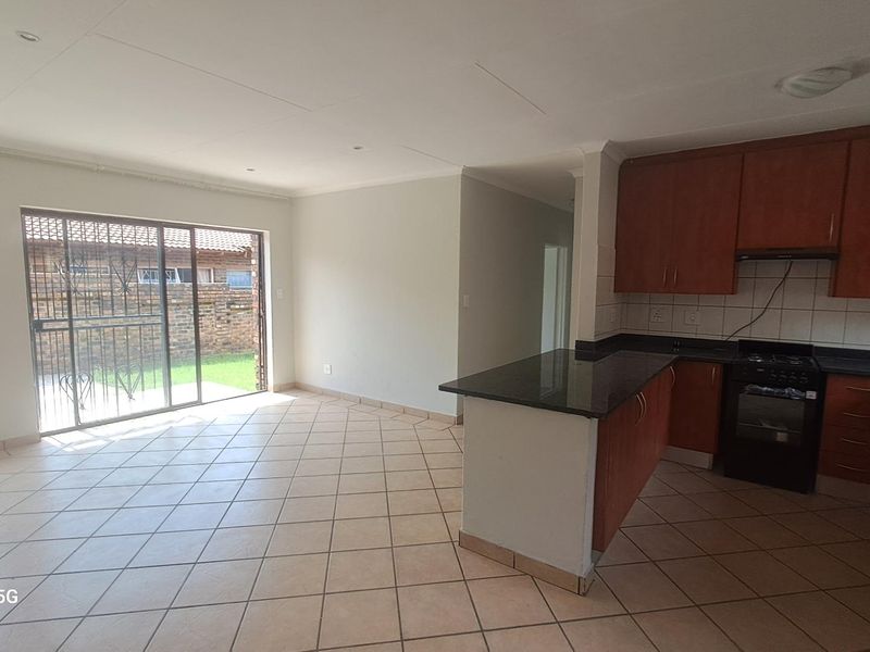 3 Bedroom Simplex in a pet friendly complex - Photo 6