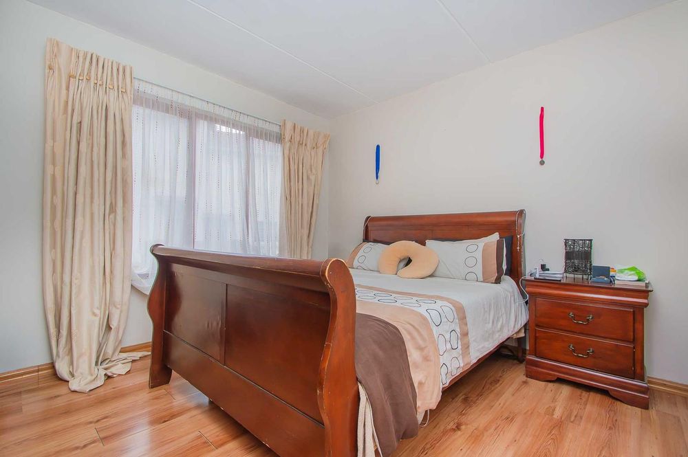 Well sized main bedroom with lamanate