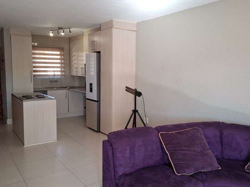 Secure townhouse - Upstairs unit in Popular Complex - Photo 4