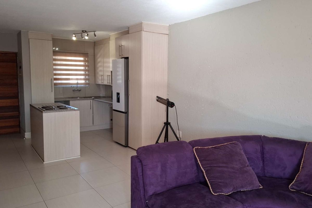 Secure townhouse - Upstairs unit in Popular Complex - Photo 4