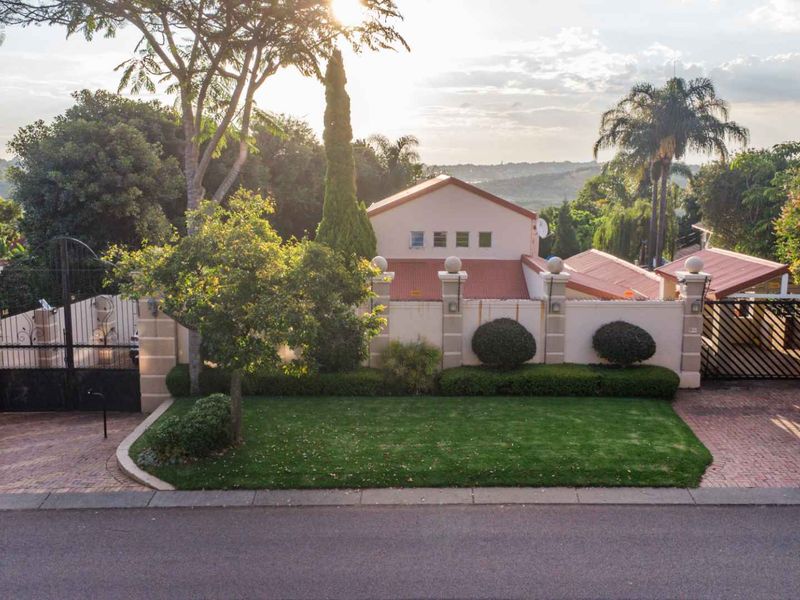 Elegant Family Living with Exceptional Entertaining Appeal in Constantia Glen - Photo 5