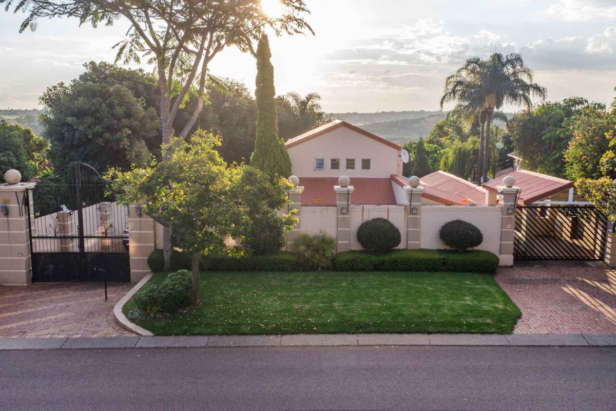 Elegant Family Living with Exceptional Entertaining Appeal in Constantia Glen - Photo 5