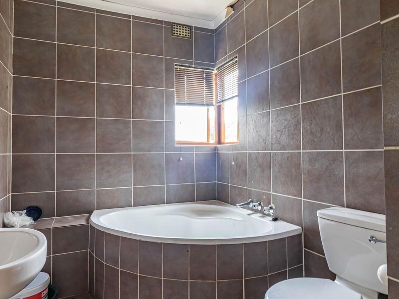 Modern First-Floor Apartment With Stunning Elevated Views — Perfect for Young Professionals in Johannesburg South - Photo 10