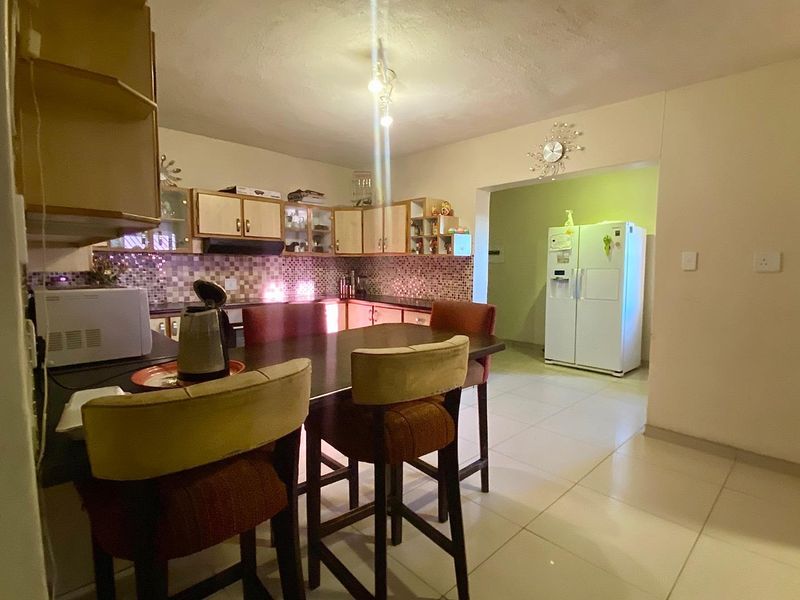 Beautiful Three-Storey Home with Flat for Sale in Dorado Park. - Photo 6