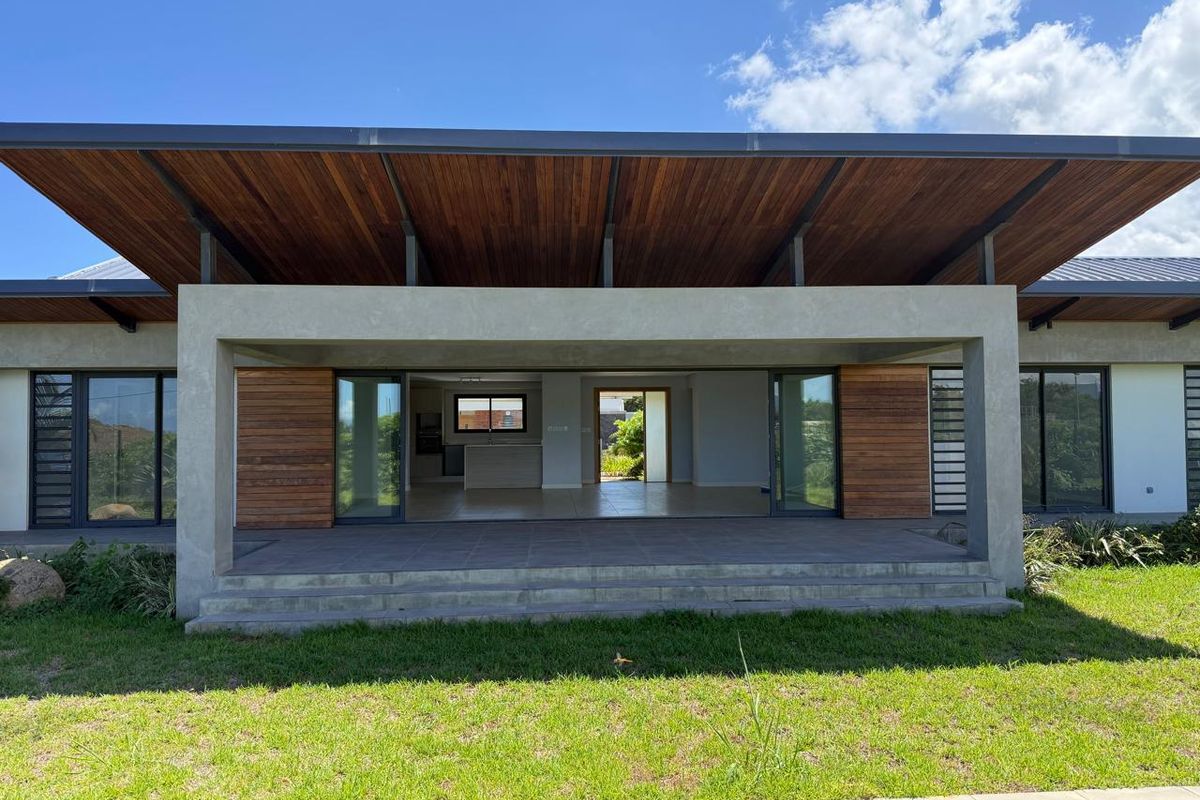 Spacious Family Villa with Private Pool & Mountain Views Rs 95 000 per month - Photo 2