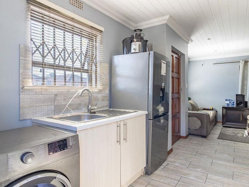 Modern 3-Bedroom Family Home for Sale in Oxford, Hagley - Photo 6