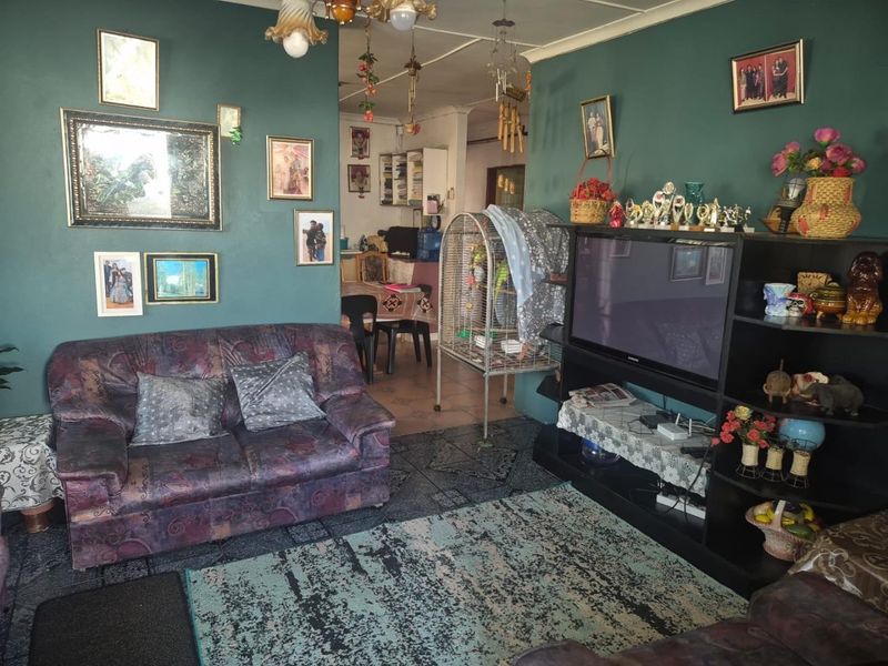 Secure and Spacious 3 Bedroom Family Home with Granny Flat Potential in Shallcross Queensburgh - Photo 7