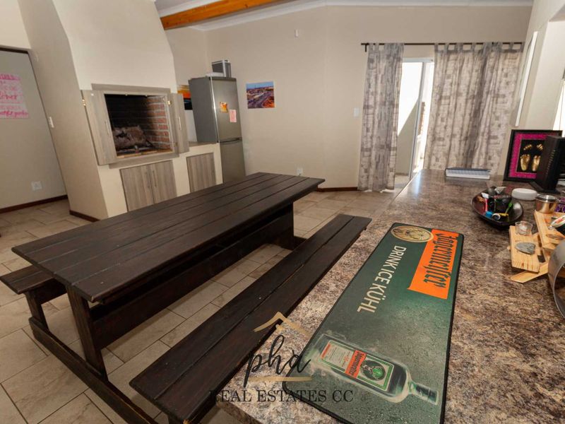 4 Bedroom House For Sale in Henties Bay, Extension 10 - Photo 8