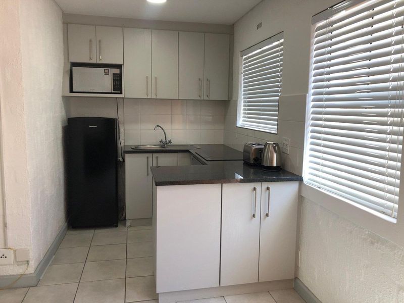 Beautifully renovated and furnished 2 Bed 1 Bath Apartment open plan living area with kitchenette - Photo 3