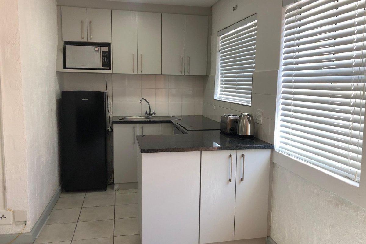 Beautifully renovated and furnished 2 Bed 1 Bath Apartment open plan living area with kitchenette - Photo 3