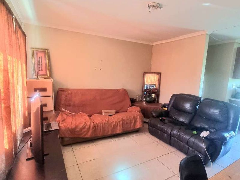 APARTMENT FOR SALE IN LUXURY HILL, SOWETO - Photo 8