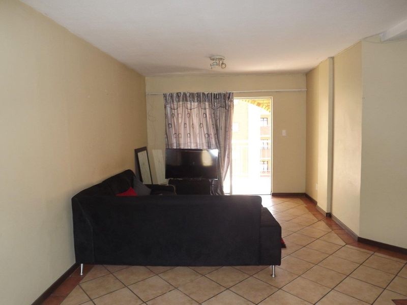 **Charming 2 Bedroom Apartment in a Popular Area** - Photo 4