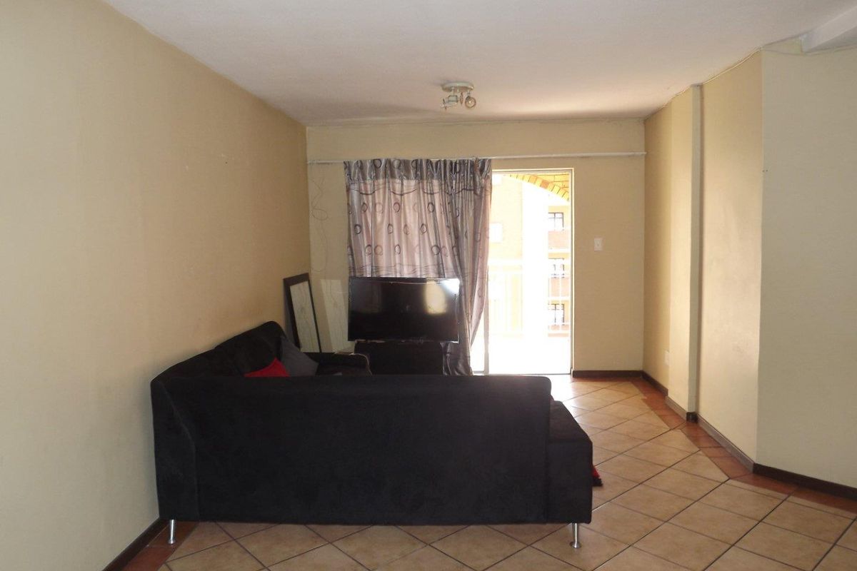 **Charming 2 Bedroom Apartment in a Popular Area** - Photo 4