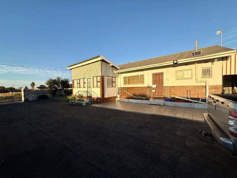 Spacious Family Home with Flatlets in Howick West - Photo 5