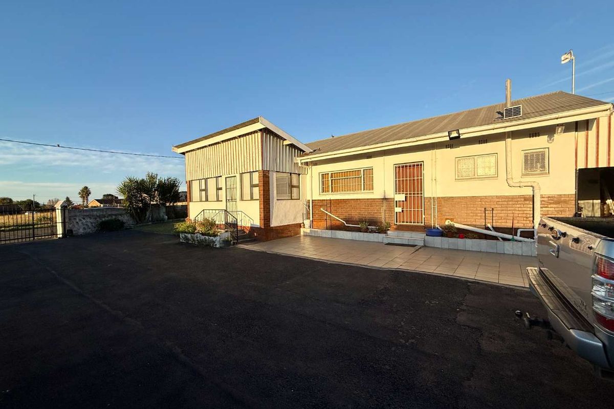 Spacious Family Home with Flatlets in Howick West - Photo 5