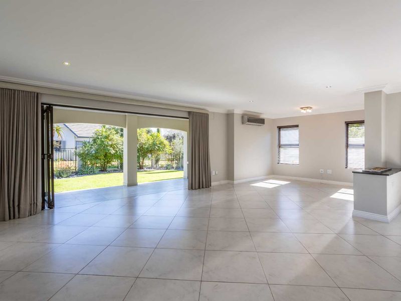 Elegant Three-Bedroom Home in a Cul-de-Sac Opposite a Park on Val de Vie Estate - Photo 4